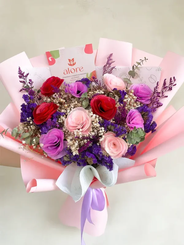 ramo de flores eternas color rojo, rosado y morado