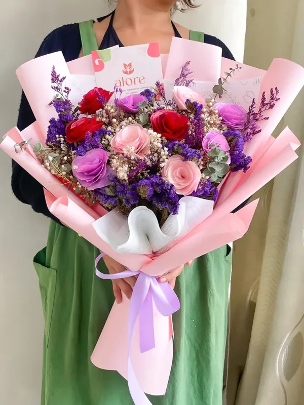 ramo de flroes secas color rosado, rojo y morado