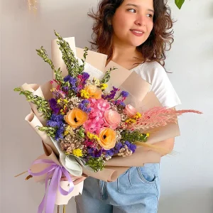 Ramo de flores secas y eternas en colores vivos con lazo lila
