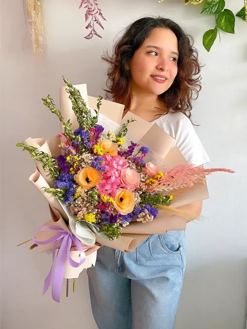 ramo_de_flores_secas_variadas mujer con un ramo de flores secas primaveral en colores vivos
