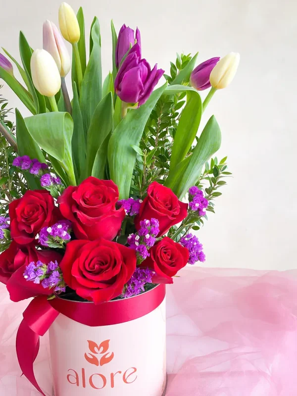 6 rosas rojas y tulipanes