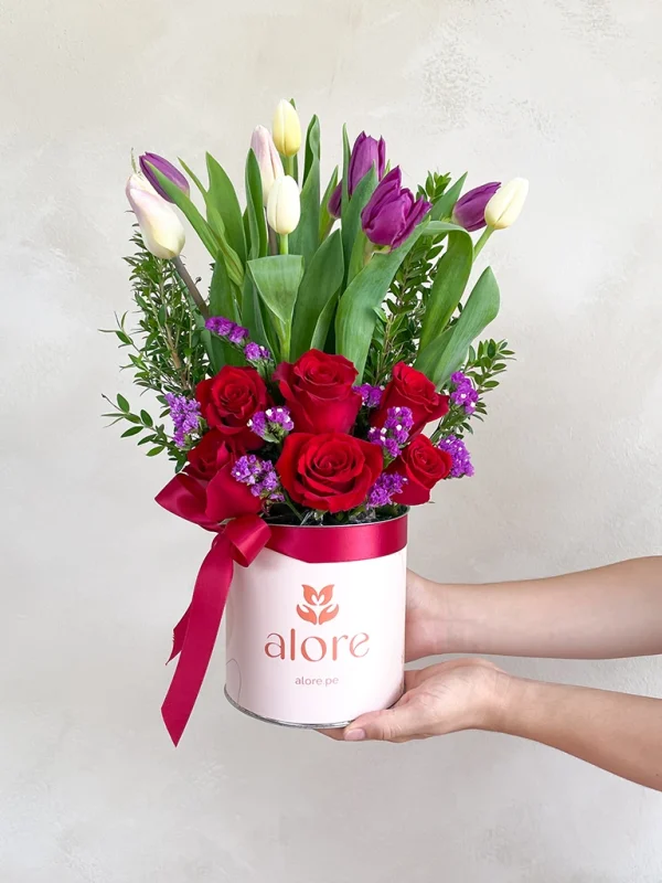 caja de rosas rojas y tulipanes