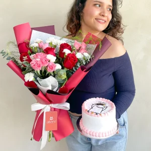 Ramo de rosas rojas y claveles rosados con mini torta de graduación