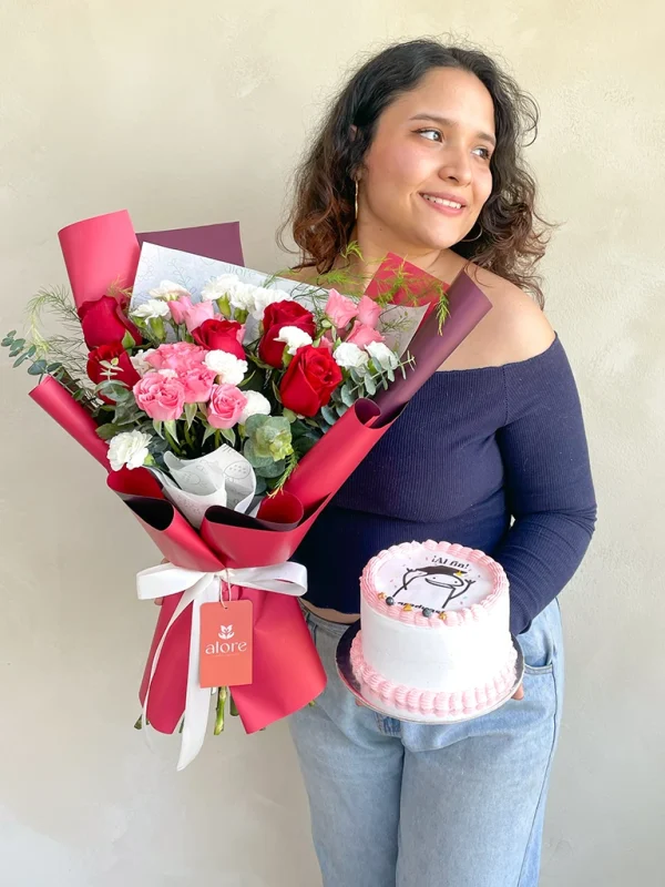 chica con una mini torto y un ramo de flores rojas