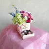 caja de flores silvestres con un cofre de fresas con chocolates