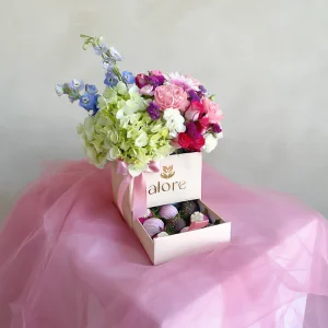 Flores silvestres con hortensia en caja cofre con fresas bañadas en chocolate