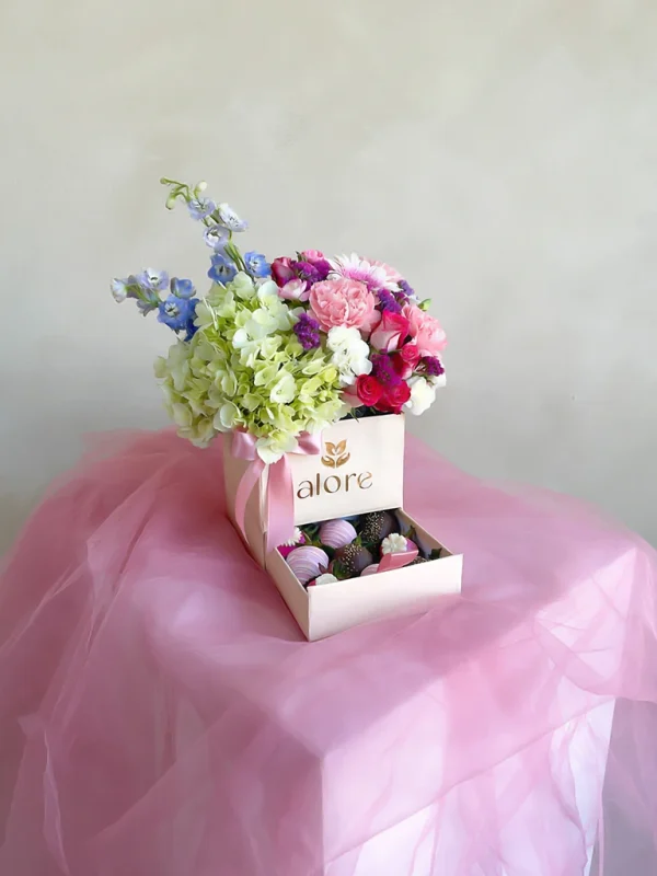 caja de flores silvestres con un cofre de fresas con chocolates