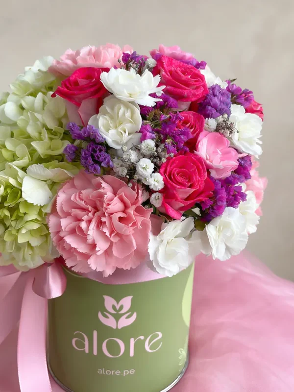 caja de flores de cerca con rosas y claveles por el dia de la madre flores silvestres colores morados y fucsias