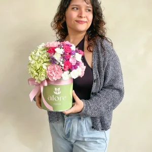 Hortensia, claveles y rosas rosadas en caja verde Alore