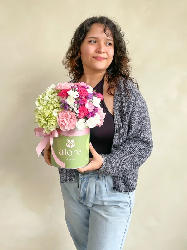 caja de flores frescas para el dia de la madre chica con un arreglo de flores variadas en caja verde