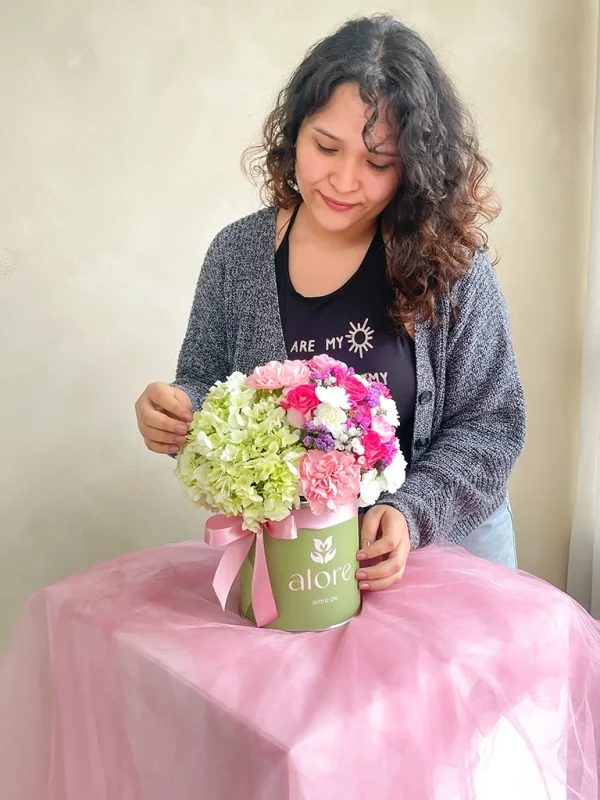 caja de flores naturales por el dia de la madre con modelo caja verde con flores variadas y hortensias de vivero