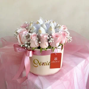 Fresas bañadas en chocolate blanco con rosas palo rosa en caja personalizada