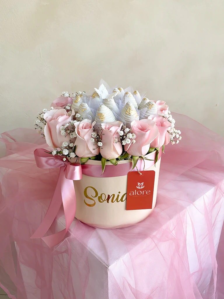 Fresas bañadas en chocolate blanco con rosas palo rosa en caja personalizada