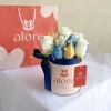 caja de 5 rosas blancas y fresas con chocolate azul