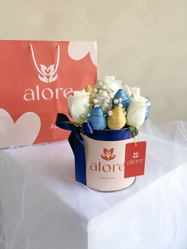 caja de 5 rosas blancas y fresas con chocolate azul