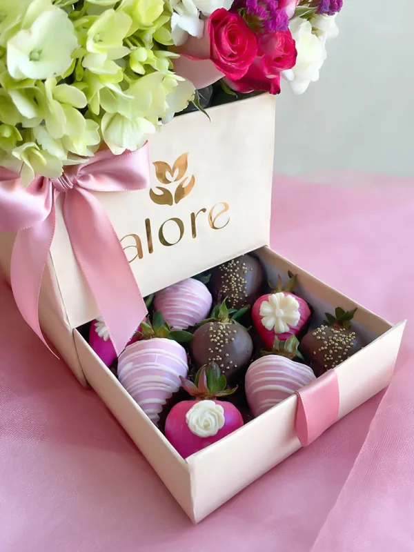 caja floral con fresas bañadas en chocolate