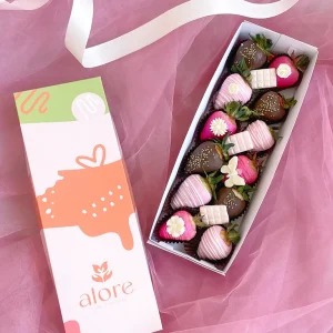 Fresas bañadas en chocolate con barritas y flores de fondant