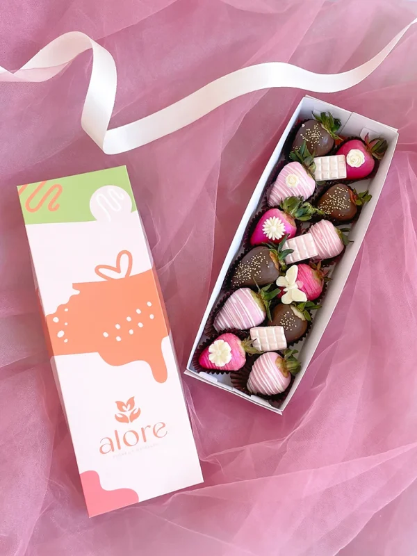 caja larga de fresas dia de la madre caja larga con 12 fresas bañadas en chocolate con barritas y flores de fondant