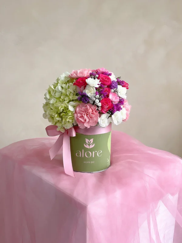 caja verde con flores para el dia de la madre caja verde con flores variadas en una mesa rosada