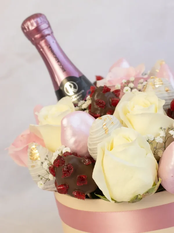 caja_De_fresas_con_ricadonna ricadonna ruby en una caja con fresas y rosas