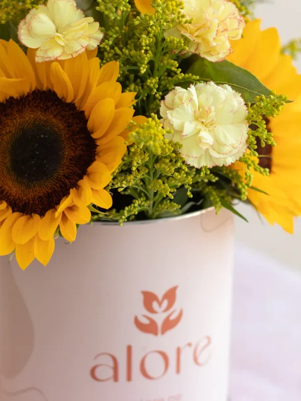 girasoles de cerca junto con variedad de flores amarillas