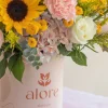 caja_alore_con_girasoles_y_hortensia imagen de cerca de unas flores rosadas y amarillas