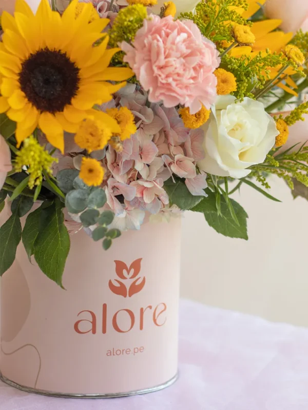 caja_alore_con_girasoles_y_hortensia imagen de cerca de unas flores rosadas y amarillas