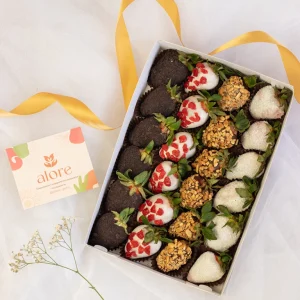 Fresas bañadas en chocolate con maní, coco y toppings en caja grande