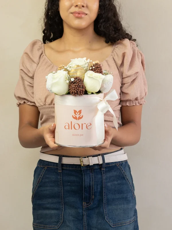 caja_de_chocofresas_con_rosas_blancas_2 mujer sosteniendo una caja con rosas naturales y frescas con chocolate bitter