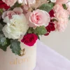 caja_de_flores_alore_con_rosas flores variadas en color rosado , blanco y fucsia