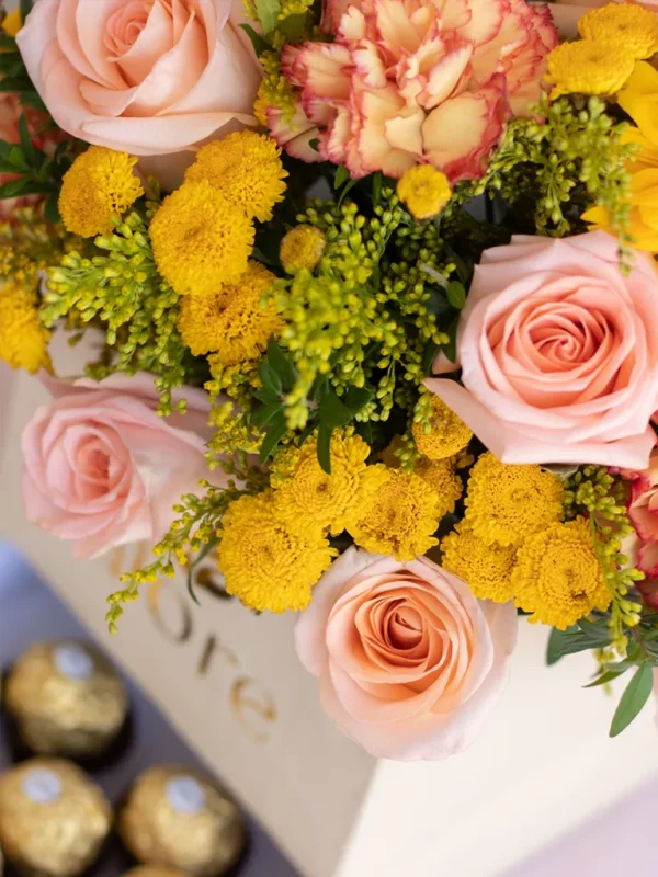 caja_de_flores_amarillas_con_ferrero caja de flores amarillas y melón con chocolates ferrero rocher