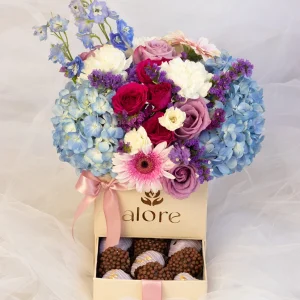 Hortensias azules y rosas en caja cofre con fresas bañadas en chocolate