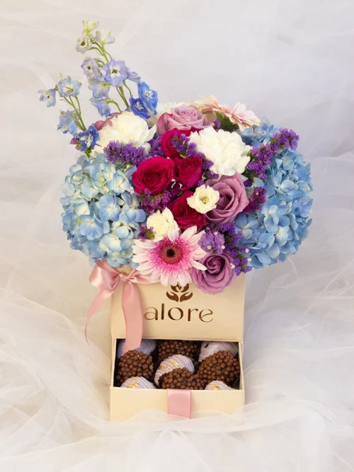 caja_de_flores_con_fresas_en _cajon caja de flores azules con moradas y fresas con chocolate