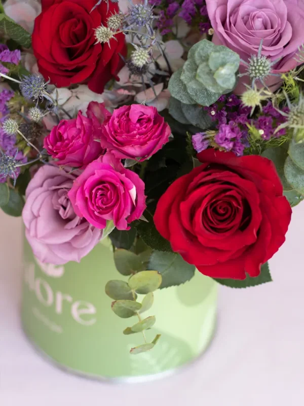 caja_de_flores_lilas_y_fucsias rosas rojas , mini rosas, silver dollar y erigio
