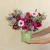 caja_de_flores_rojas_lilas_y_rosadas caja floral verde con flores rojas,moradas y fucsias