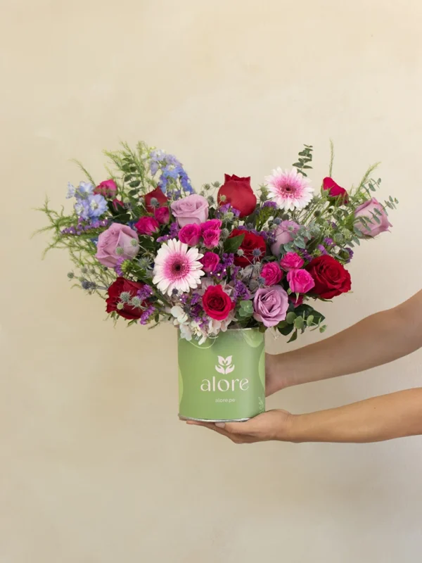 caja_de_flores_rojas_lilas_y_rosadas caja floral verde con flores rojas,moradas y fucsias