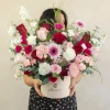 caja_de_flores_rosadas_y_rojas_con_modelo mujer sosteniendo caja gigante de flores premium en color rojo y rosado