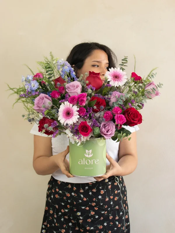 caja_de_flores_silvestres_con_modelo mujer sosteniendo una caja de flores silvestres