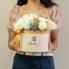 caja_de_fresa_con_chocolate_y_flores_blancas_modelo mujer sosteniendo una caja grande de rosas blancas y fresas con chocolate