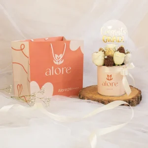 Fresas bañadas en chocolate y rosas en caja con topper "Congrats Grad"