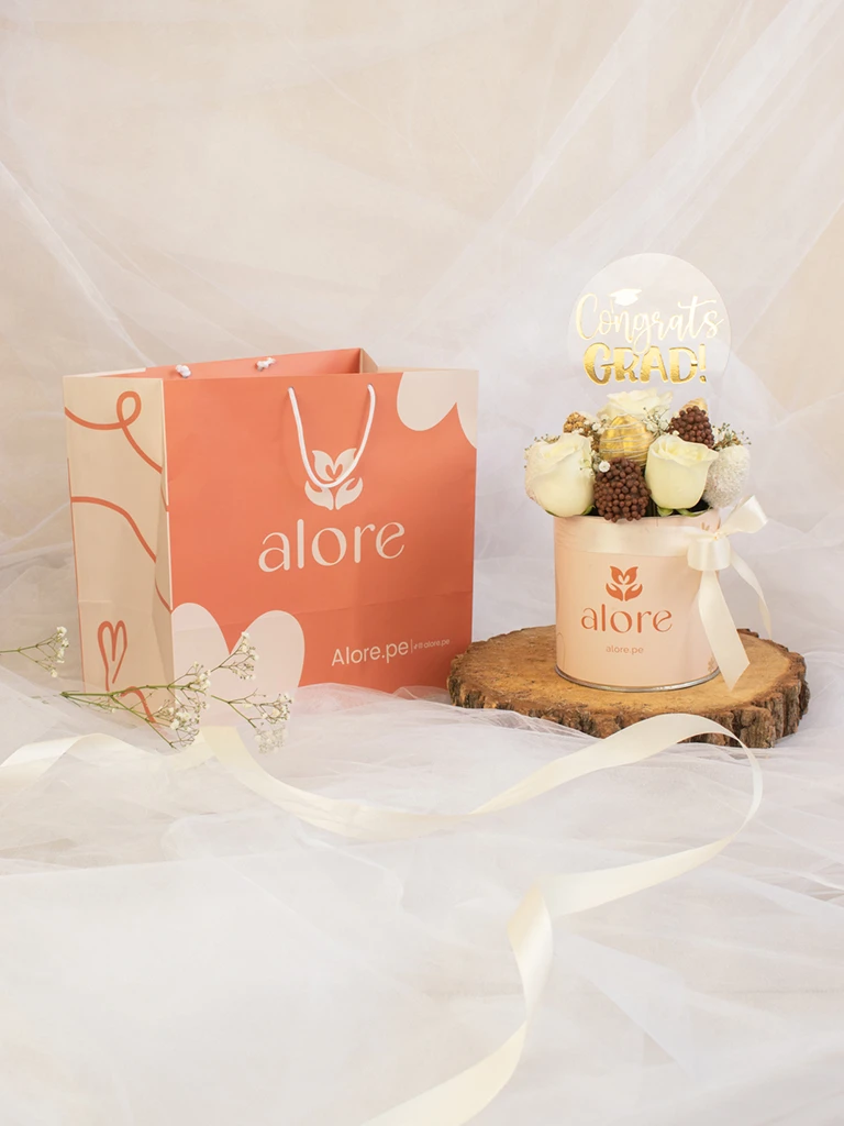 Fresas bañadas en chocolate y rosas en caja con topper "Congrats Grad"