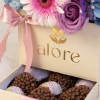 logotipo de alore en una caja con fresas con chocolate