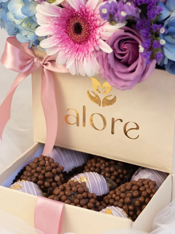 logotipo de alore en una caja con fresas con chocolate