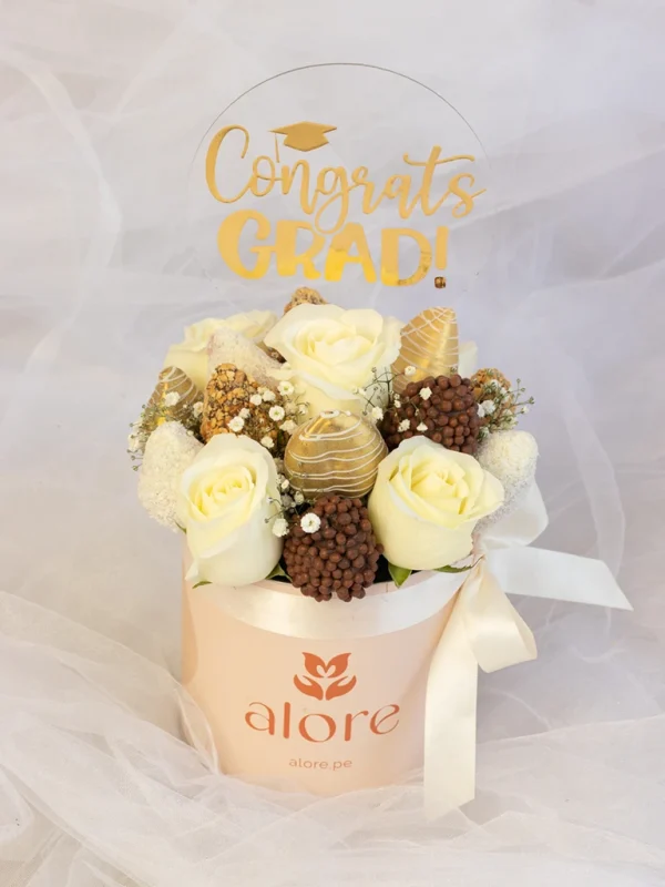 caja_de_fresas_con_chocolate_para_graduacion caja beige con rosas y fresas con chocolates y letrero de graduación