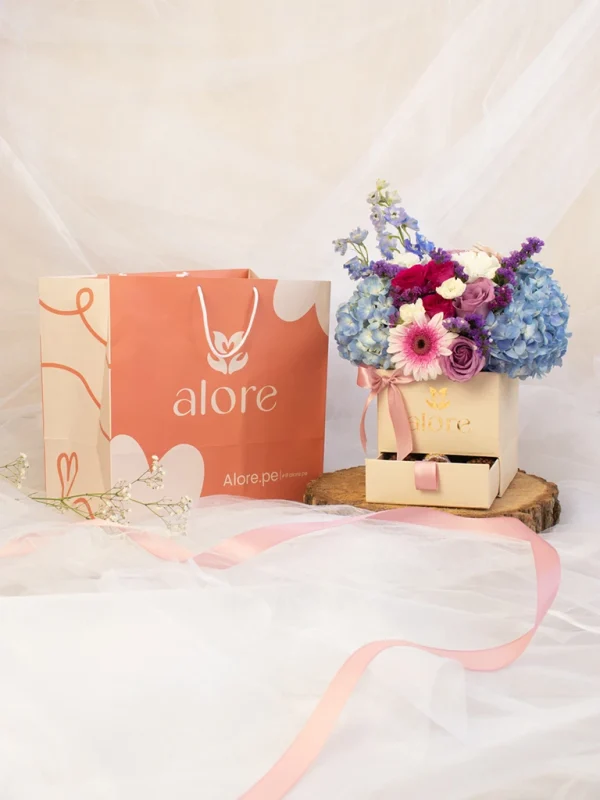 caja_de_fresas_con_chocolate_y_bolsa_de_regalo caja de flores azules y moradas , con bolsa de regalo