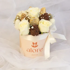 Rosas blancas con fresas bañadas en chocolate en caja Alore con lazo satinado