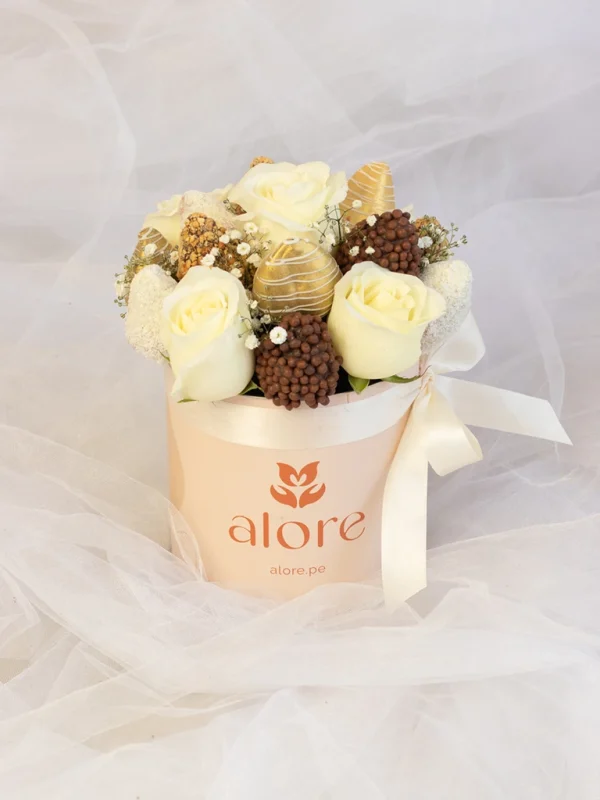 caja_de_fresas_con_chocolate_y_rosas_blancas_con_lluvia caja de 12 fresas y 5 rosas blancas con lazo satinado