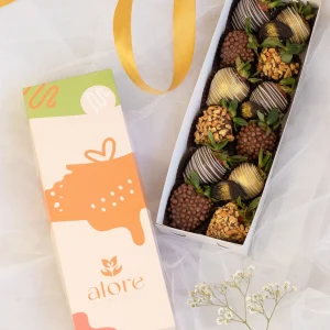 Fresas bañadas en chocolate bitter con toppings en caja larga