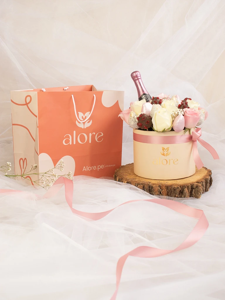 Caja con rosas, fresas bañadas en chocolate y espumante junto a bolsa de regalo Alore