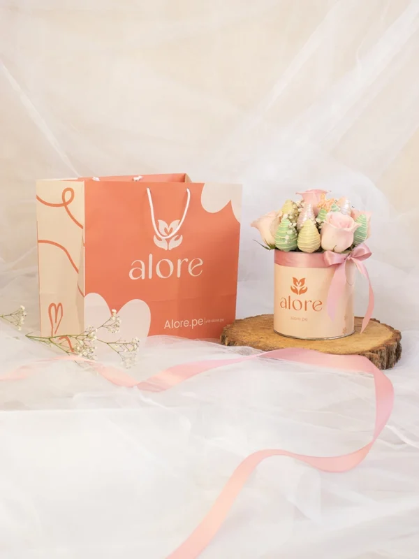 caja_de_fresas_pastel_con_bolsa_de_regalo caja de 5 rosas y 12 fresas con chocolate blanco y bolsa de regalo